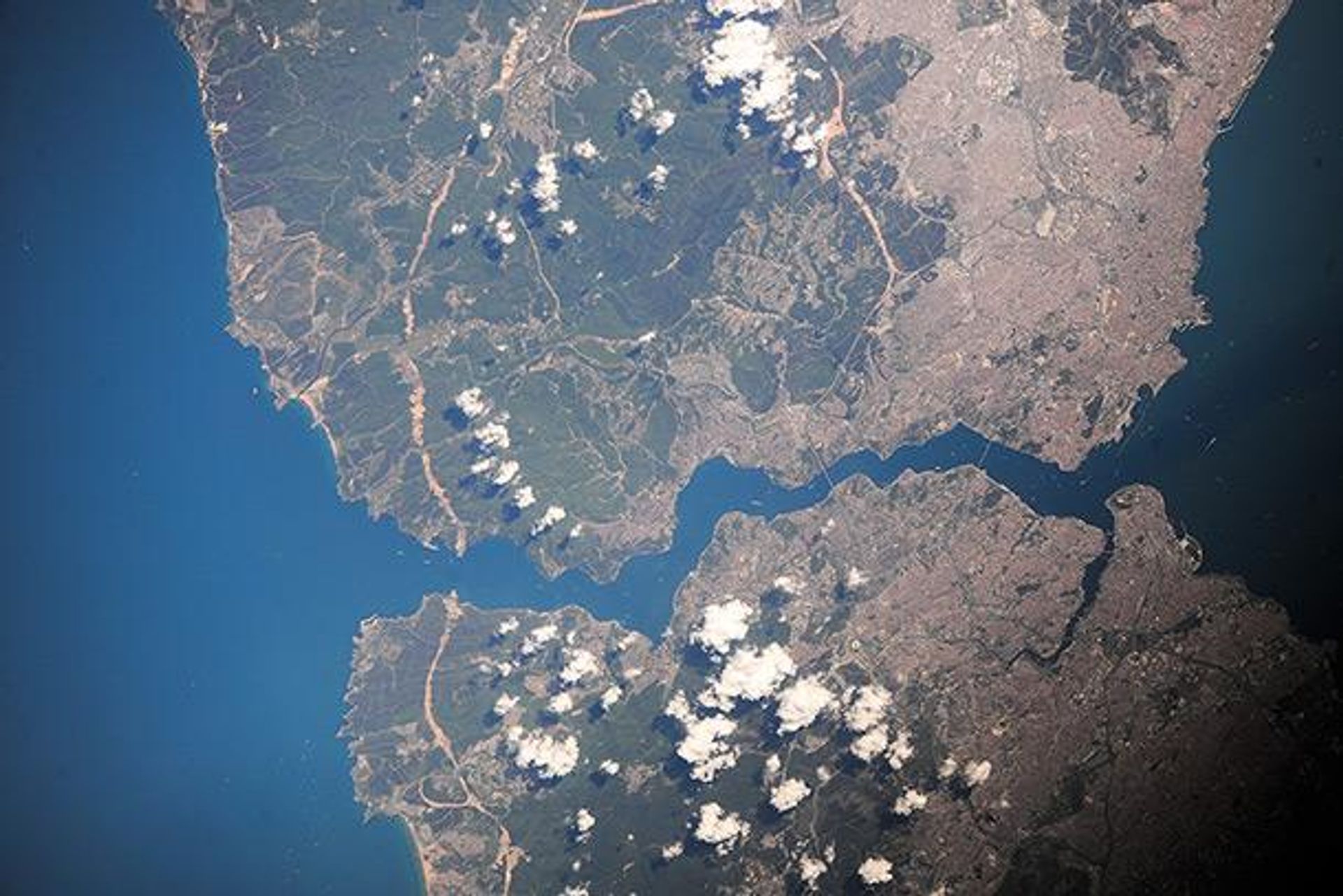 Пролив Босфор. Вид с борта МКС Пролив Босфор. Вид с борта МКС - РИА Новости, 1920, 17.07.2026