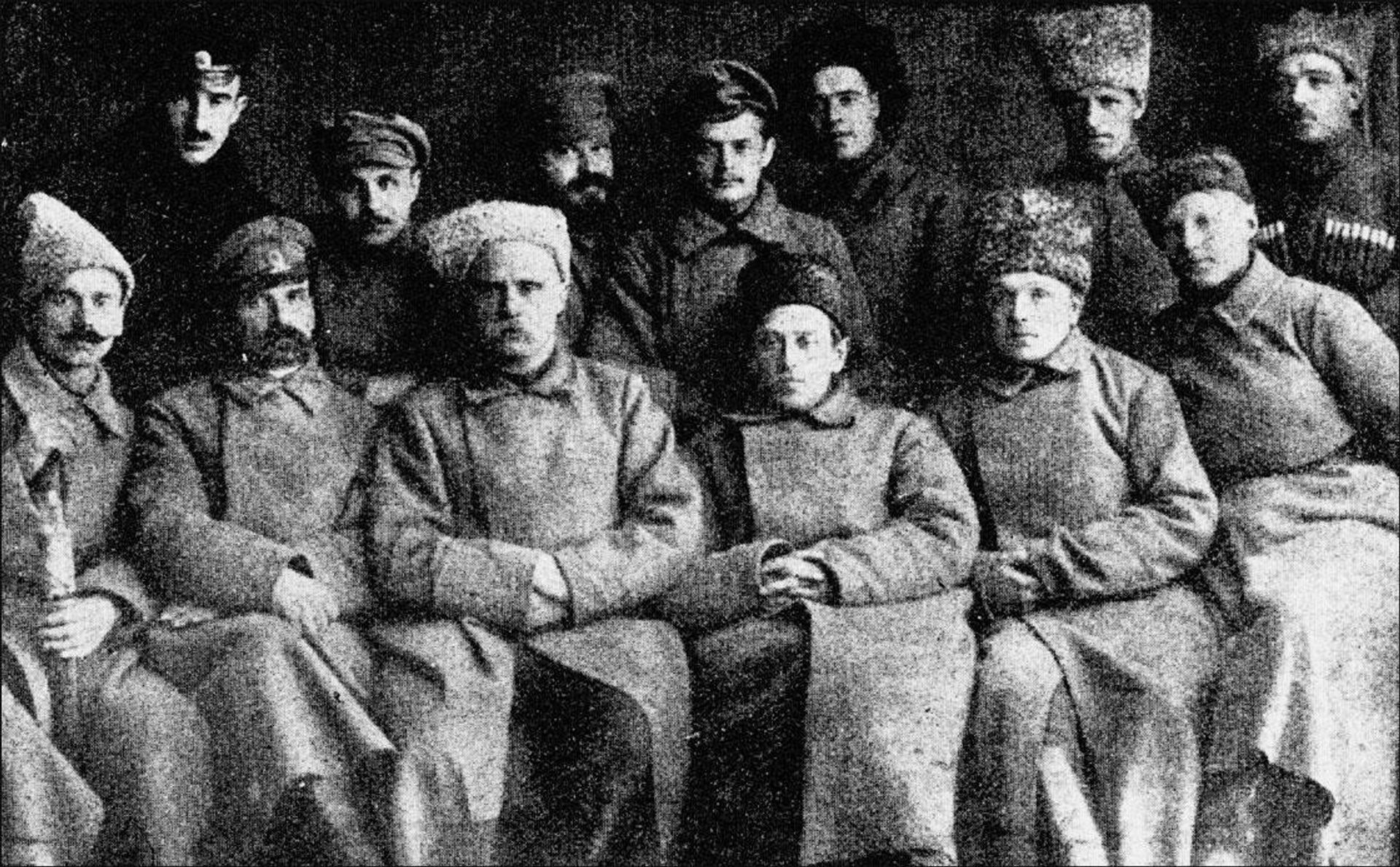 Емельян Волох (второй в первом ряду) и Симон Петлюра (четвёртый) среди руководителей Гайдамацкого коша Слободской Украины, 1918 год Емельян Волох (второй в первом ряду) и Симон Петлюра (четвёртый) среди руководителей Гайдамацкого коша Слободской Украины, 1918 год - РИА Новости, 1920, 25.07.2026