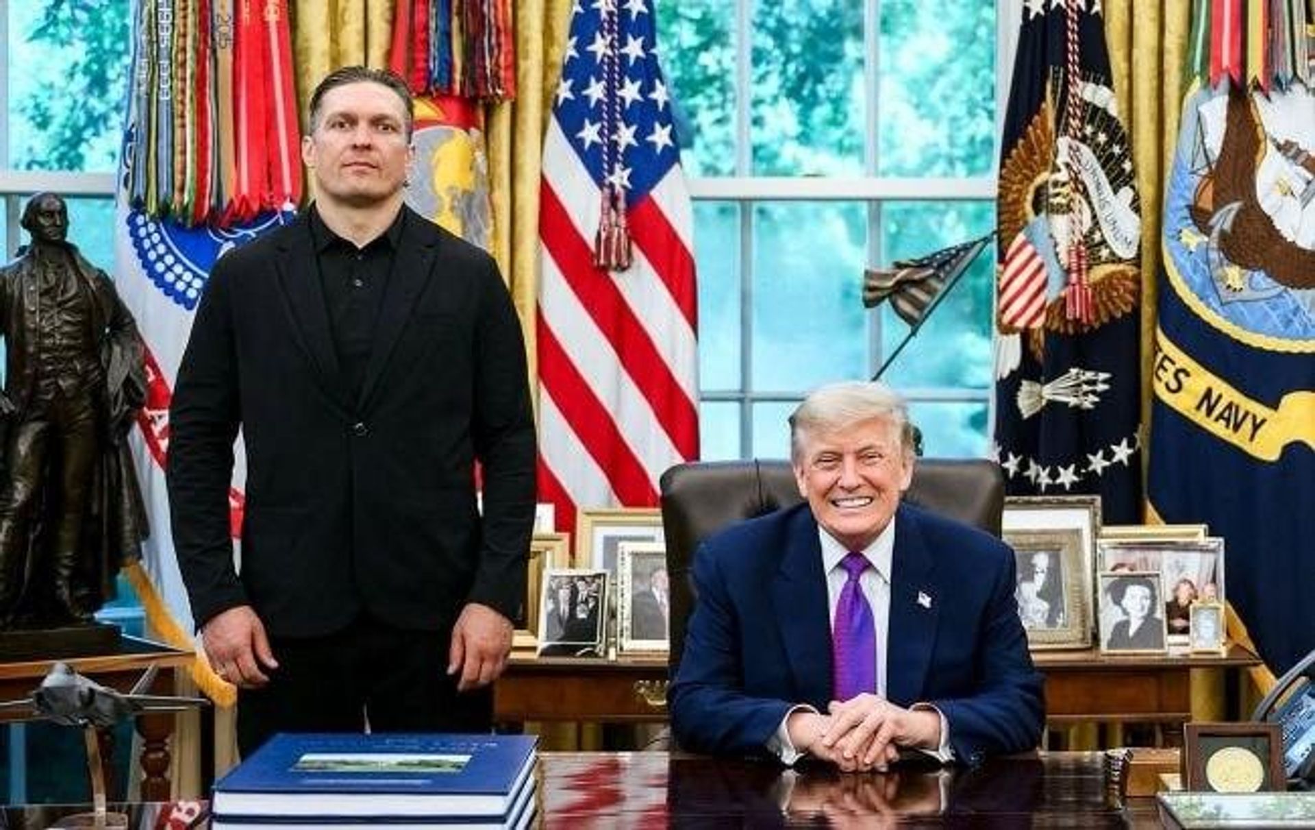 Трамп спросил у Усика, чем отличаются украинцы и россияне - РИА Новости, 1920, 15.08.2026