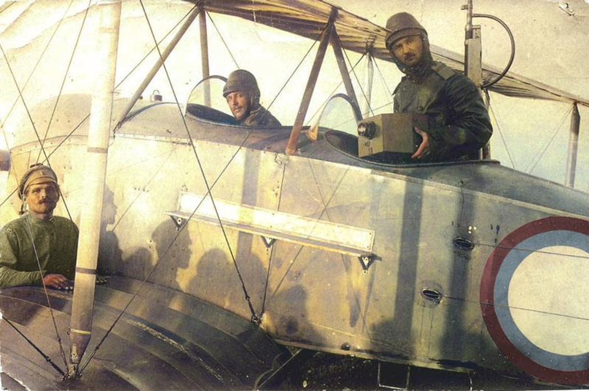 Анатра Анаде перед боевым вылетом. В руках у лётчика-наблюдателя - фотокамера Анатра Анаде перед боевым вылетом. В руках у лётчика-наблюдателя - фотокамера - РИА Новости, 1920, 29.07.2026
