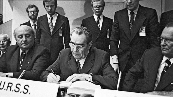 Л.И. Брежнев подписывает Заключительный Акт Совещания по безопасности и сотрудничеству в Европе. Хельсинки, 1 августа 1975 года 