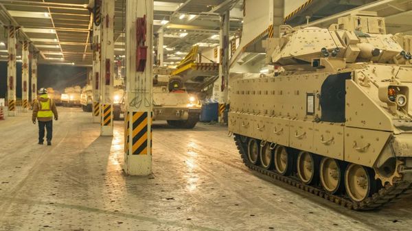 Отправка американских БМП Bradley на Украину Отправка американских БМП Bradley на Украину