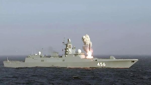 Пуск крылатой ракеты Калибр с фрегата Северного флота Адмирал Головко из акватории Баренцева моря