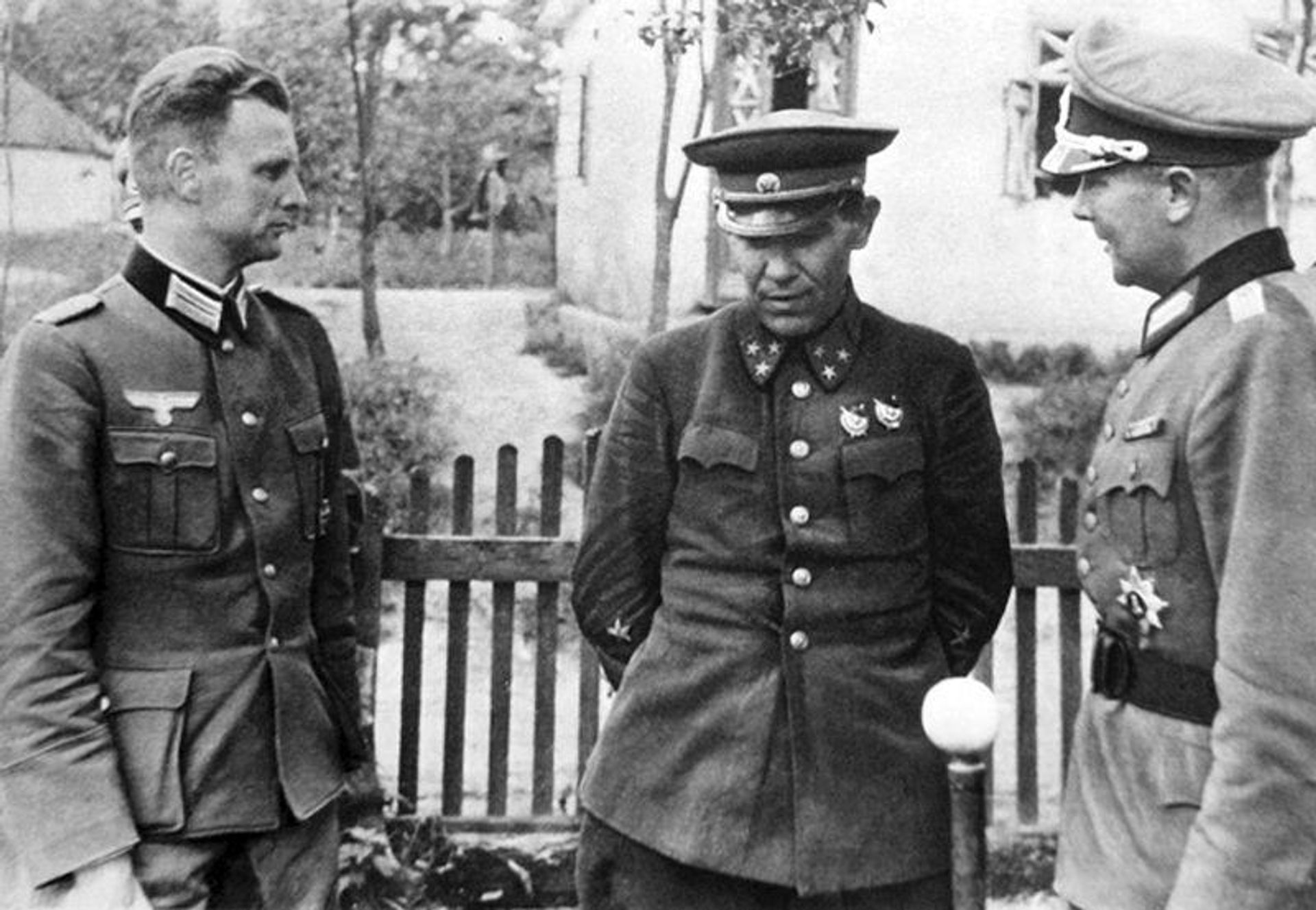 Командующий 6-й армией генерал-лейтенант Иван Музыченко в плену Командующий 6-й армией генерал-лейтенант Иван Музыченко в плену - РИА Новости, 1920, 03.08.2026
