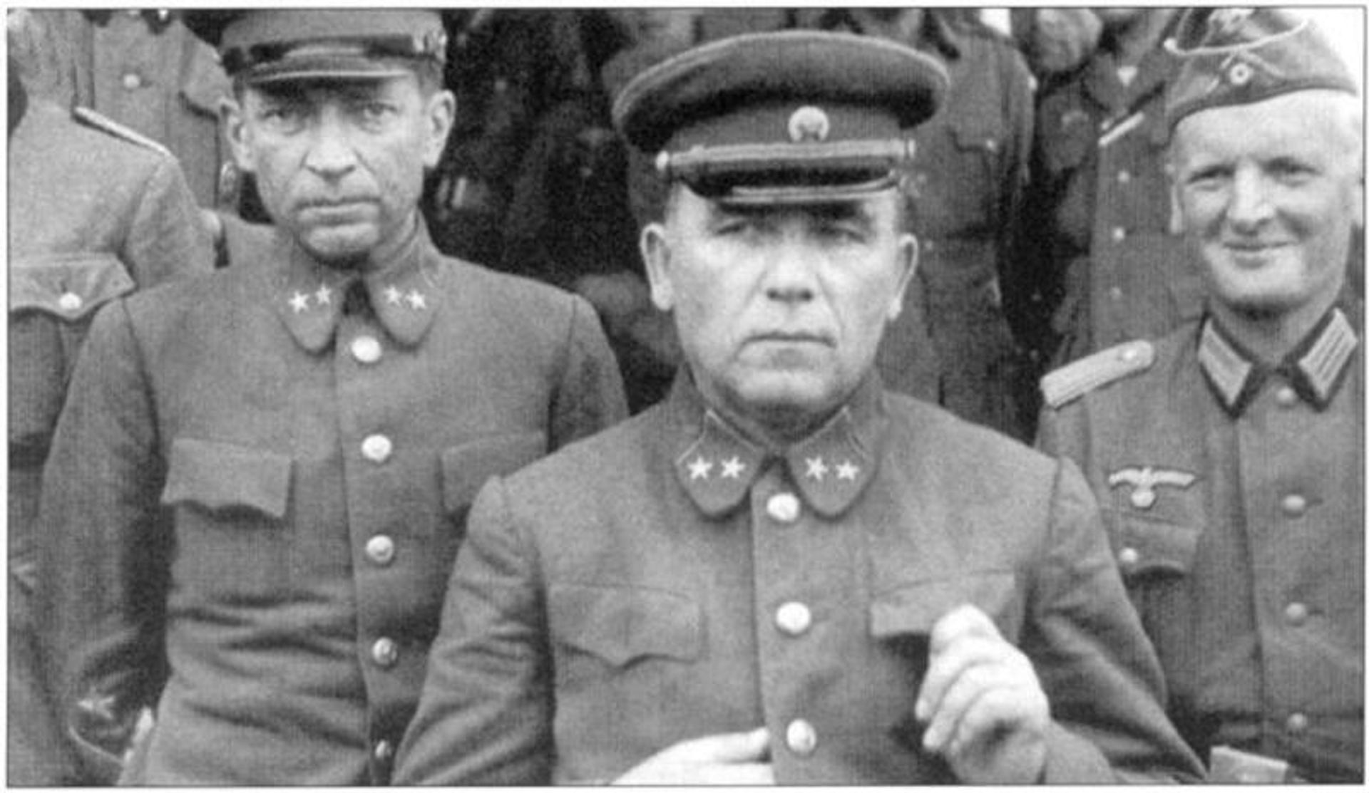 Командующий 12-й армией РККА генерал-майор Павел Понеделин (в центре) и командир 13-го стрелкового корпуса 12-й армии генерал-майор Николай Кириллов в плену. Район Умани. Август 1941 года Командующий 12-й армией РККА генерал-майор Павел Понеделин (в центре) и командир 13-го стрелкового корпуса 12-й армии генерал-майор Николай Кириллов в плену. Район Умани. Август 1941 года - РИА Новости, 1920, 03.08.2026