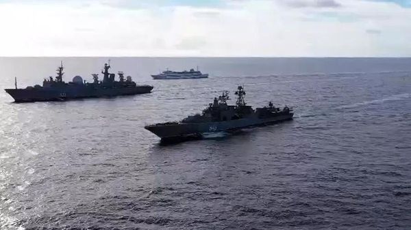 Тактическая группа надводных боевых кораблей Тихоокеанского флота во время проведения оперативных учений разнородных сил флота
