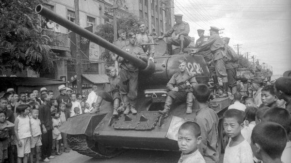 Советские танки в городе Далянь (Дальний). Август 1945 года