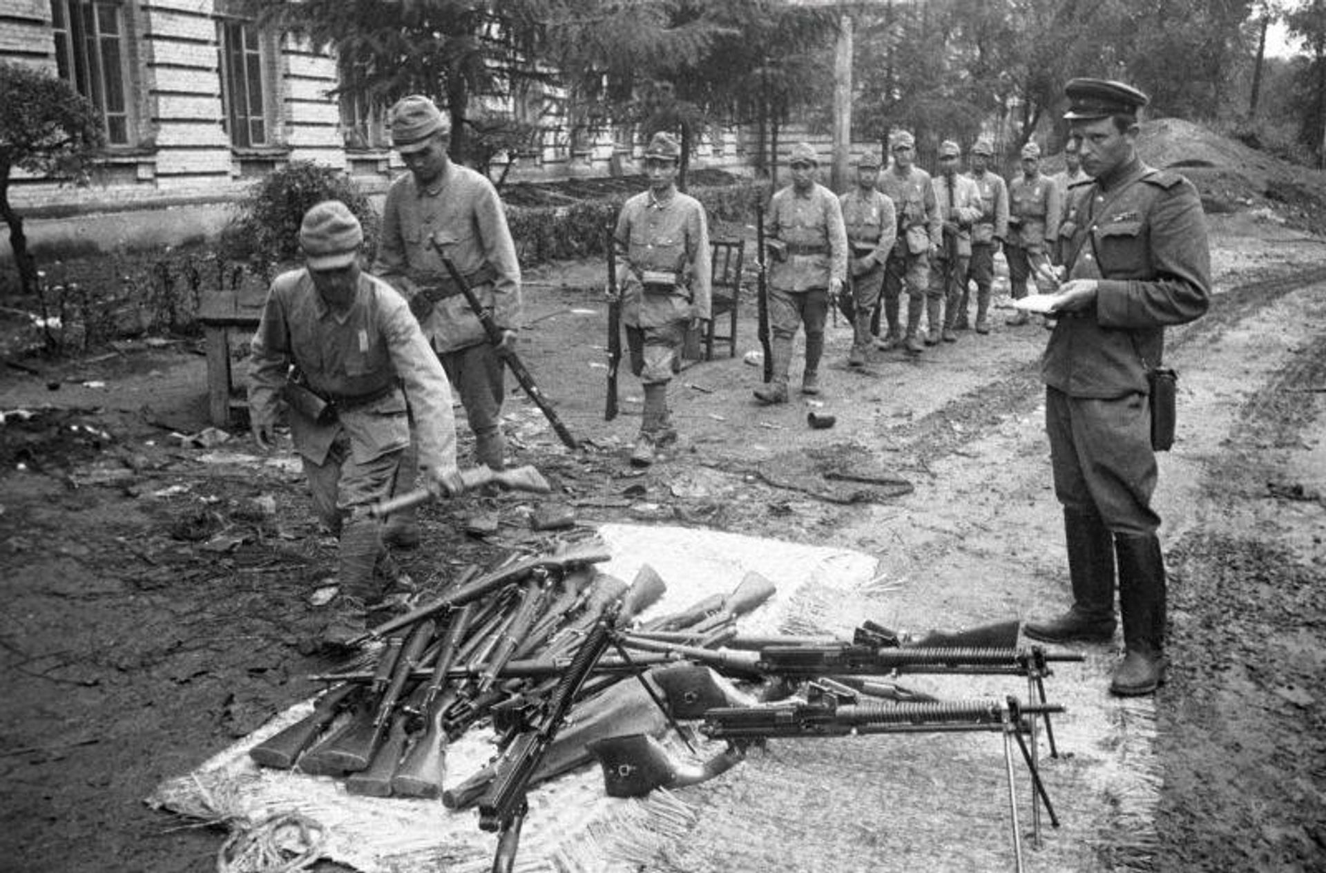 Японские солдаты сдают оружие советскому офицеру. Харбин, 28 августа 1945 года - РИА Новости, 1920, 04.08.2026