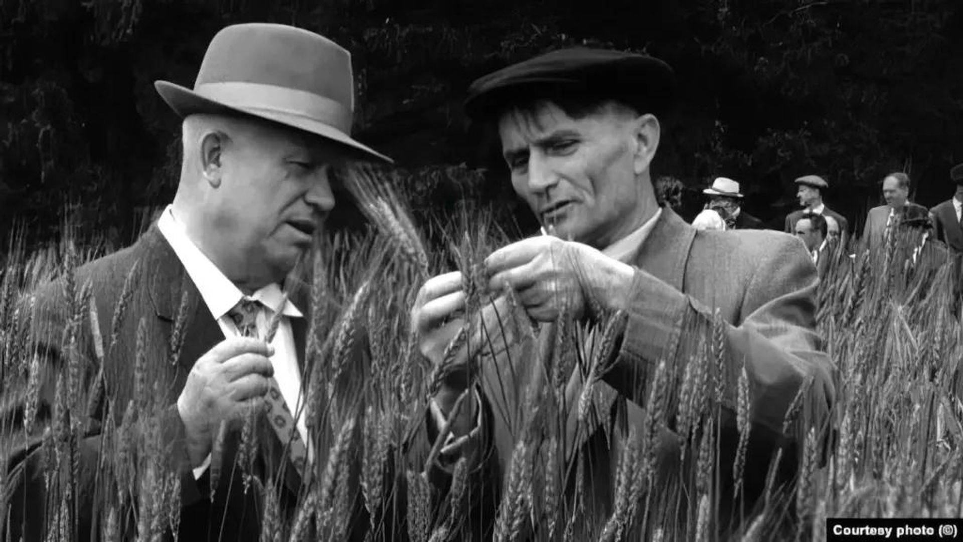 Никита Хрущёв и Трофим Лысенко, 1960 год Никита Хрущёв и Трофим Лысенко, 1960 год - РИА Новости, 1920, 04.08.2026