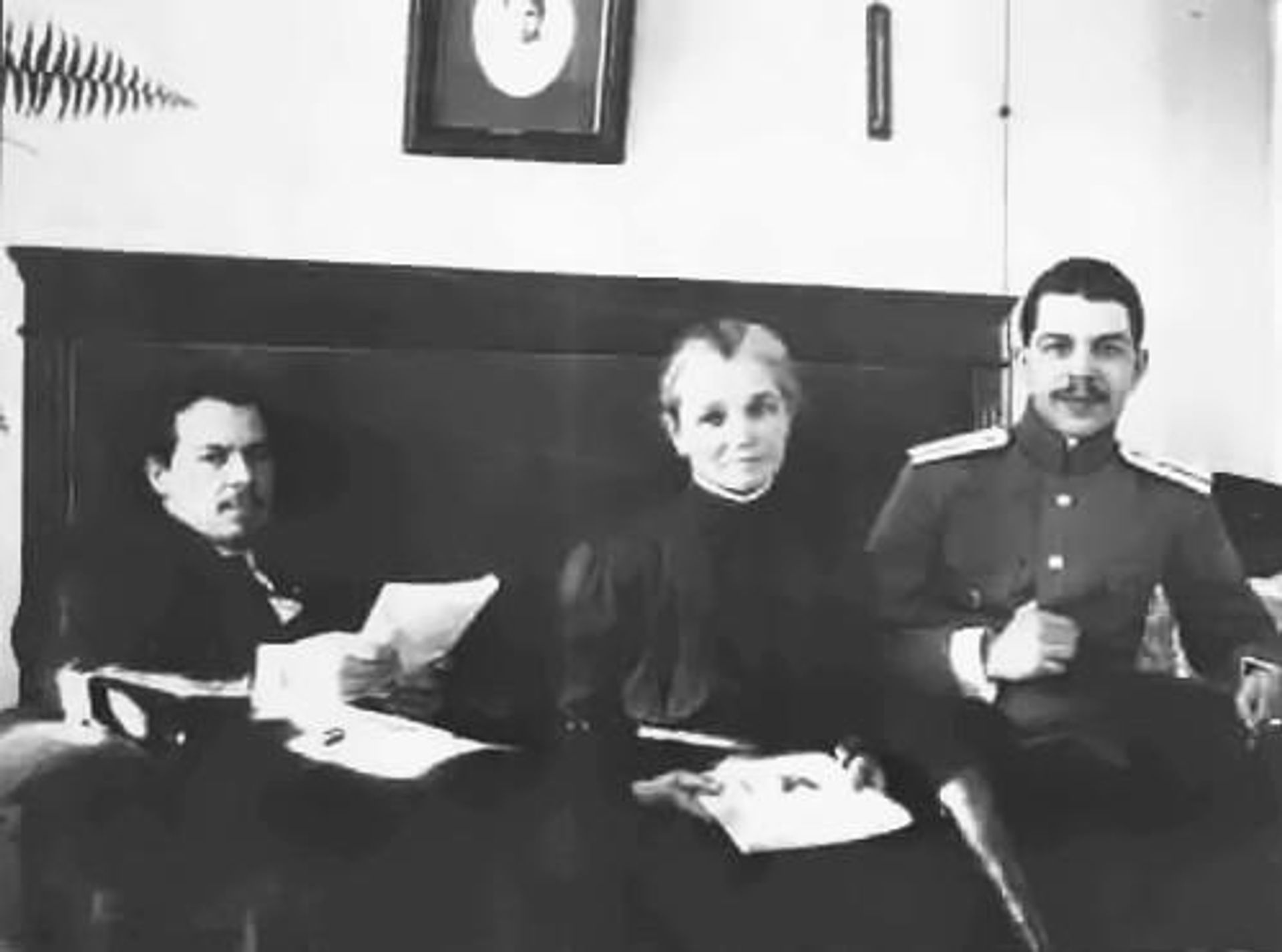 Николай и Сергей Вавиловы с матерью, 1915 год Николай и Сергей Вавиловы с матерью, 1915 год - РИА Новости, 1920, 04.08.2026