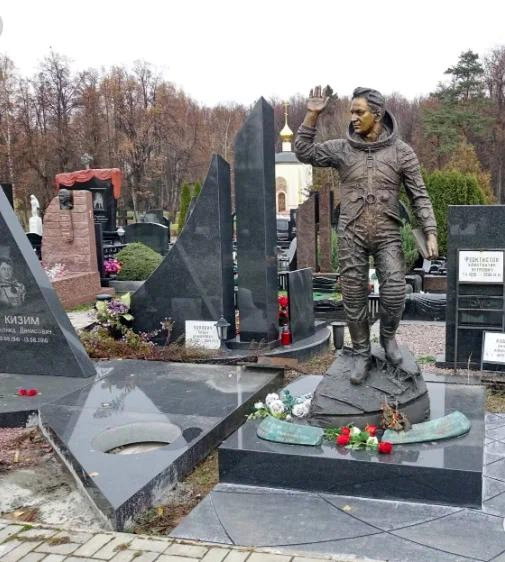 Памятник Леониду Кизиму на Троекуровском кладбище - РИА Новости, 1920, 05.08.2026