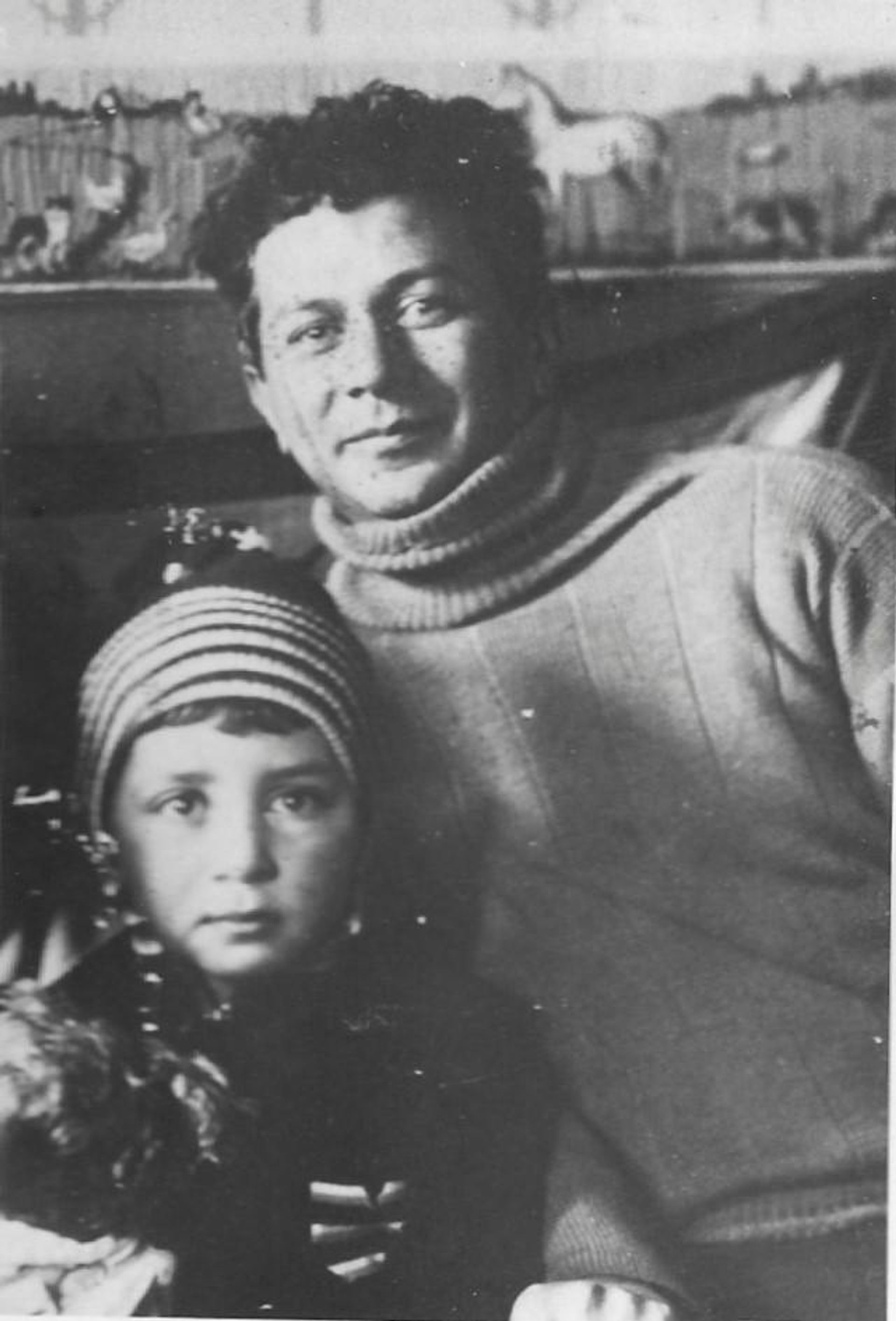Павел Миф с сыном Ниагаром, 1936 год Павел Миф с сыном Ниагаром, 1936 год - РИА Новости, 1920, 05.08.2026