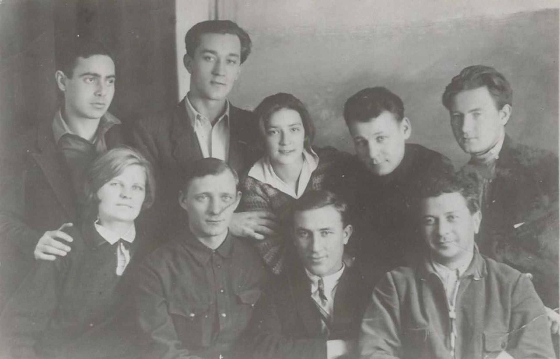 Павел Миф (справа внизу) среди сотрудников Коминтерна. 1934 или 1935 год Павел Миф (справа внизу) среди сотрудников Коминтерна. 1934 или 1935 год - РИА Новости, 1920, 05.08.2026