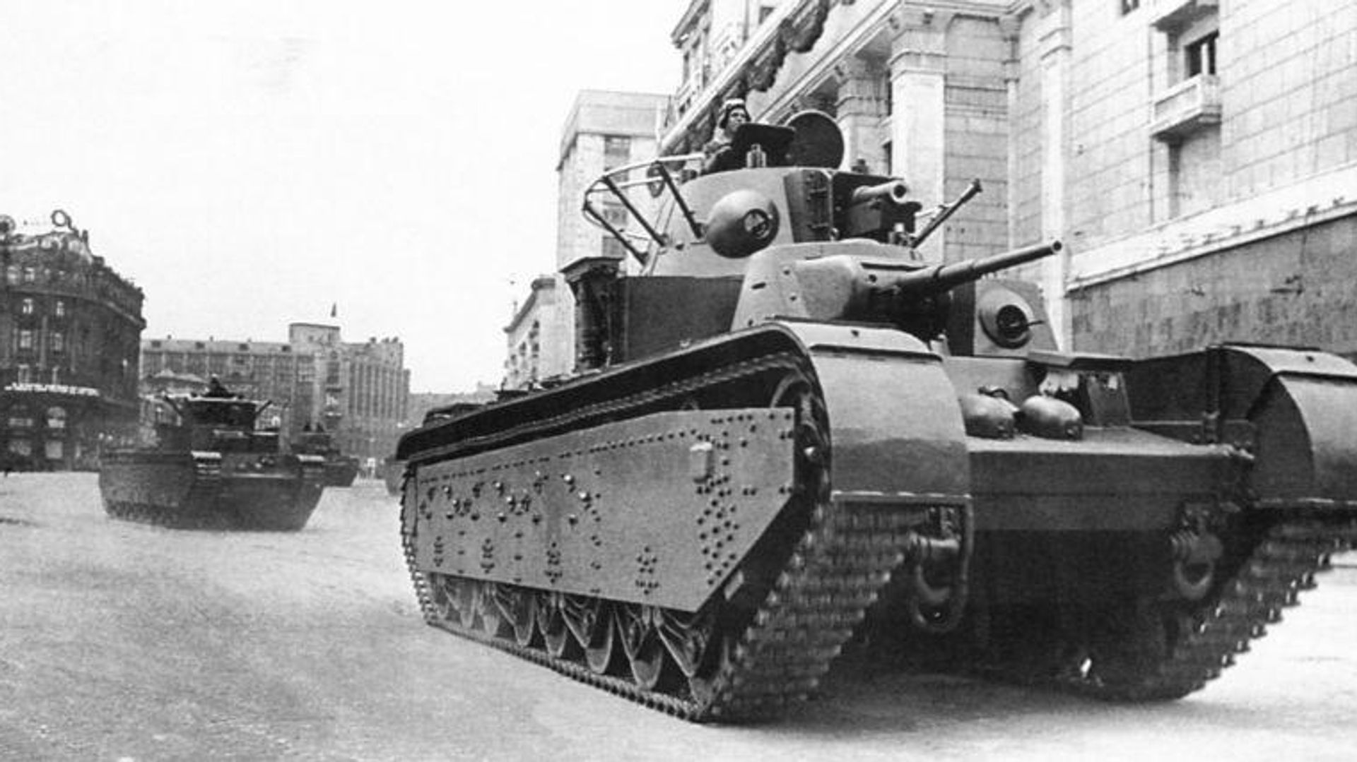 Т-35 обр. 1938 года на Манежной площади, 7 ноября 1940 года Т-35 обр. 1938 года на Манежной площади, 7 ноября 1940 года - РИА Новости, 1920, 12.08.2026