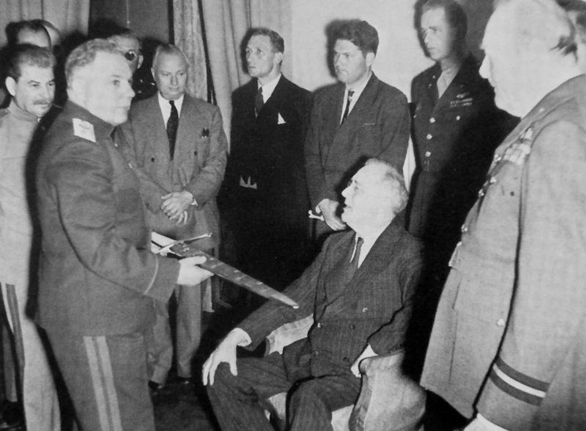Тегеранская конференция. Иосиф Сталин, Климент Ворошилов, Сталинградский меч, Франклин Рузвельт, Эллиот Рузвельт, Уинстон Черчилль, 29 ноября 1943 года Тегеранская конференция. Иосиф Сталин, Климент Ворошилов, Сталинградский меч, Франклин Рузвельт, Эллиот Рузвельт, Уинстон Черчилль, 29 ноября 1943 года - РИА Новости, 1920, 10.08.2026