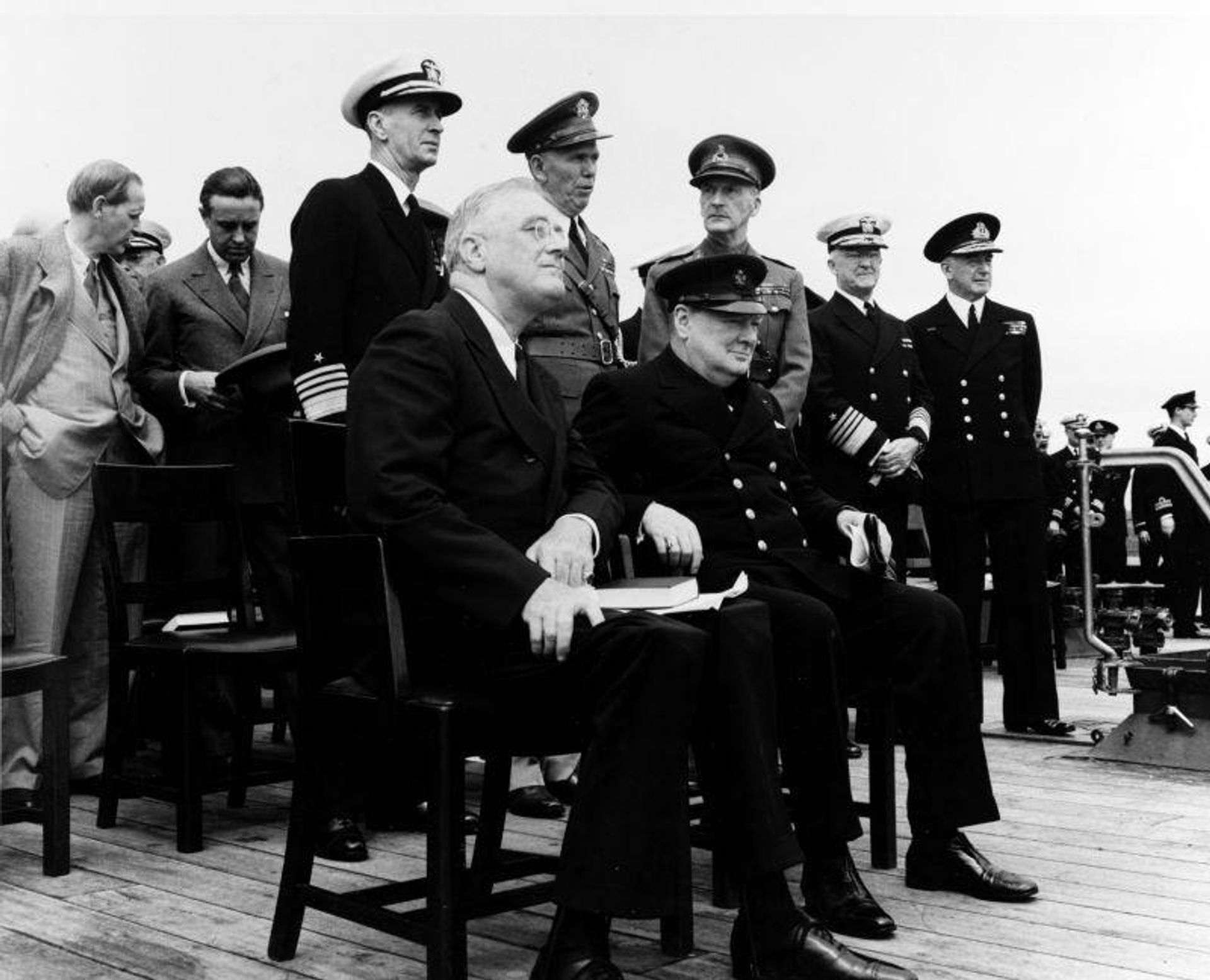 Франклин Рузвельт и Уинстон Черчилль на борту линкора Prince of Wales, 10 августа 1941 года. Слева разговаривают Гарри Гопкинс и Аверелл Гарриман. Франклин Рузвельт и Уинстон Черчилль на борту линкора Prince of Wales, 10 августа 1941 года. Слева разговаривают Гарри Гопкинс и Аверелл Гарриман. - РИА Новости, 1920, 10.08.2026