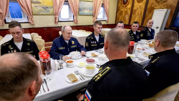 Президент РФ Владимир Путин принял участие в обеде с экипажем гвардейского ракетного крейсера Варяг