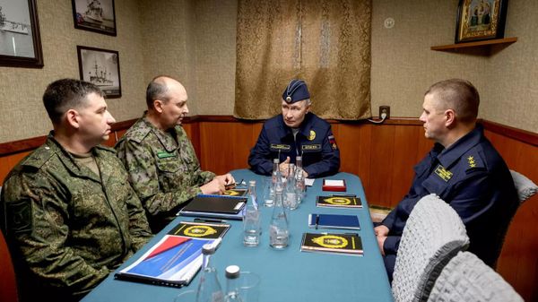 Президент России Владимир Путин проводит совещание по обеспечению безопасности восточных границ