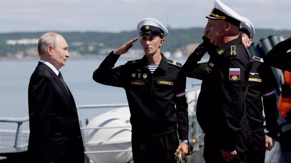 Президент России Владимир Путин на ракетном крейсере Варяг во время завершающей стадии учений Тихоокеанского флота