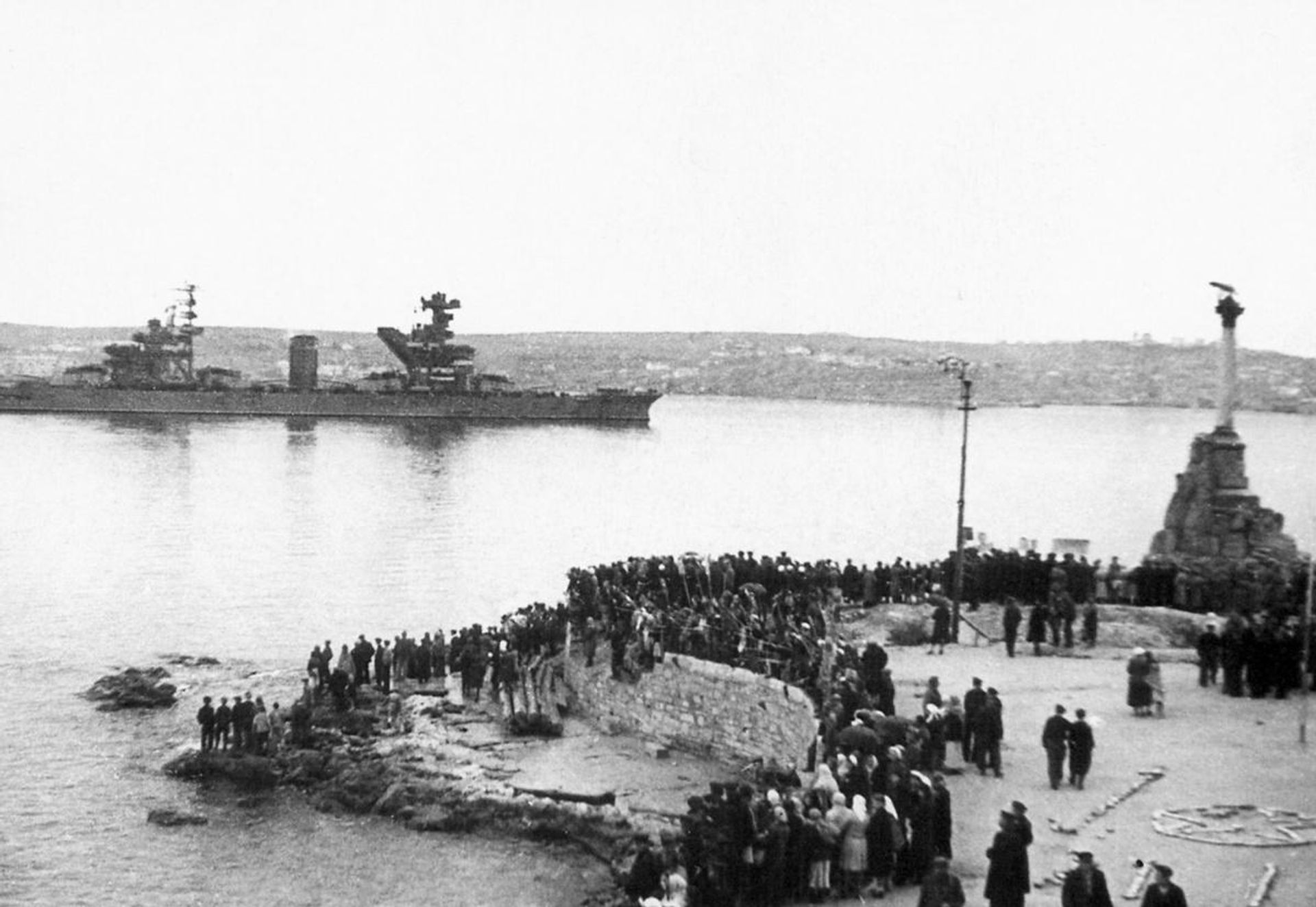 Линкор Севастополь возвращается в Севастополь, 5 ноября 1944 года Линкор Севастополь возвращается в Севастополь, 5 ноября 1944 года - РИА Новости, 1920, 16.08.2026