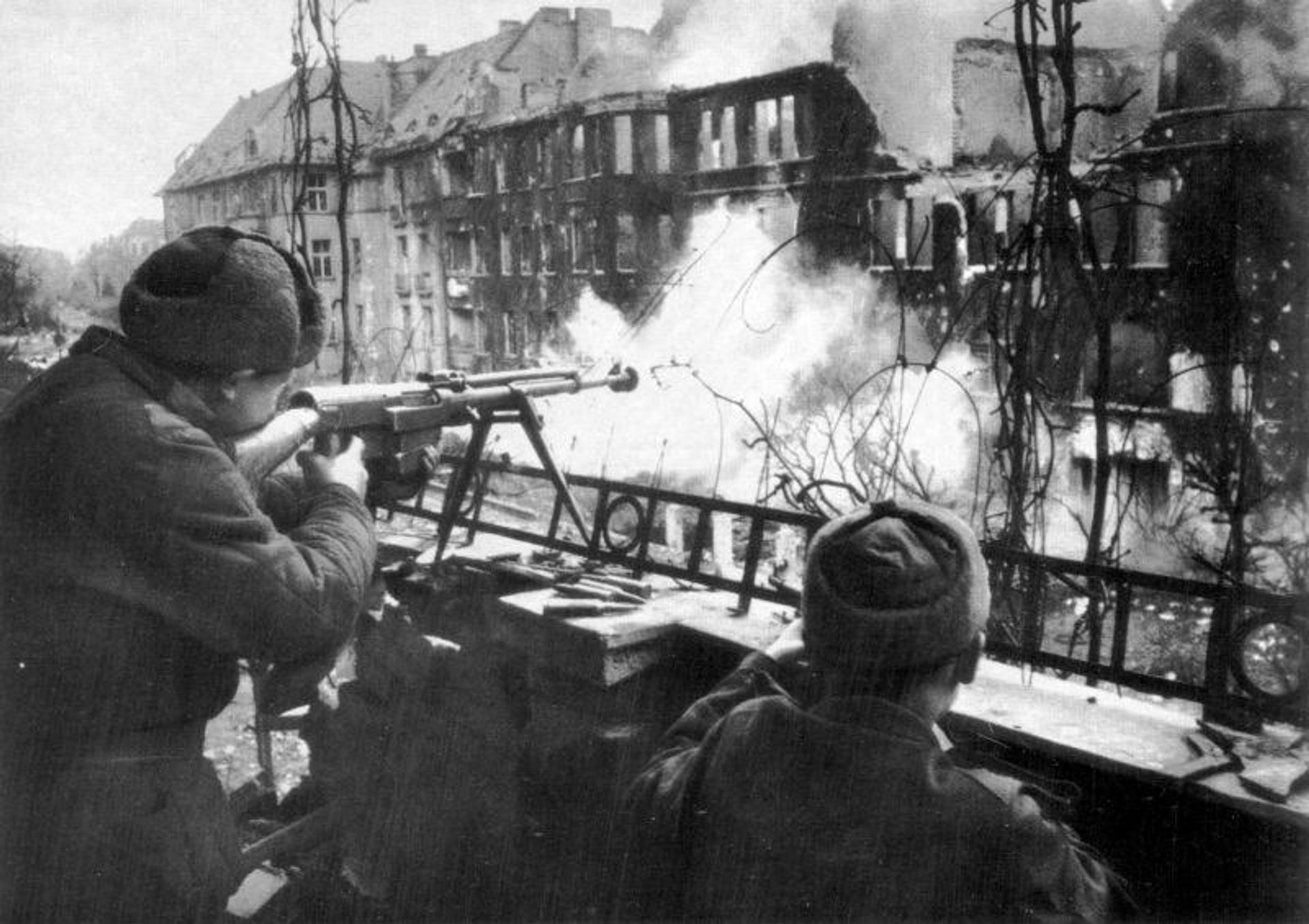 Противотанковое ружьё Симонова ПТРС-41 в бою. Бреслау (Вроцлав), 1945 год Противотанковое ружьё Симонова ПТРС-41 в бою. Бреслау (Вроцлав), 1945 год - РИА Новости, 1920, 17.08.2026