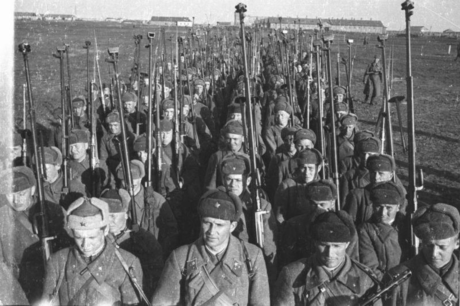 Советские бронебойщики, вооружённые противотанковыми ружьями ПТРС-41 (на переднем плане) и ПТРД-41 (слева во втором ряду). Валуйки Белгородской области, 1942 год Советские бронебойщики, вооружённые противотанковыми ружьями ПТРС-41 (на переднем плане) и ПТРД-41 (слева во втором ряду). Валуйки Белгородской области, 1942 год - РИА Новости, 1920, 17.08.2026