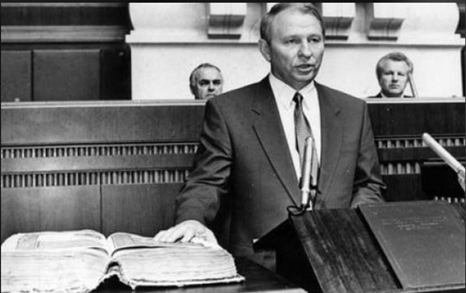 Леонид Кучма принимает присягу президента, 19 июля 1994 года (на заднем плане первый зампред Верховной Рады Александр Ткаченко и председатель Рады Александр Мороз) Леонид Кучма принимает присягу президента, 19 июля 1994 года (на заднем плане первый зампред Верховной Рады Александр Ткаченко и председатель Рады Александр Мороз) - РИА Новости, 1920, 24.08.2026