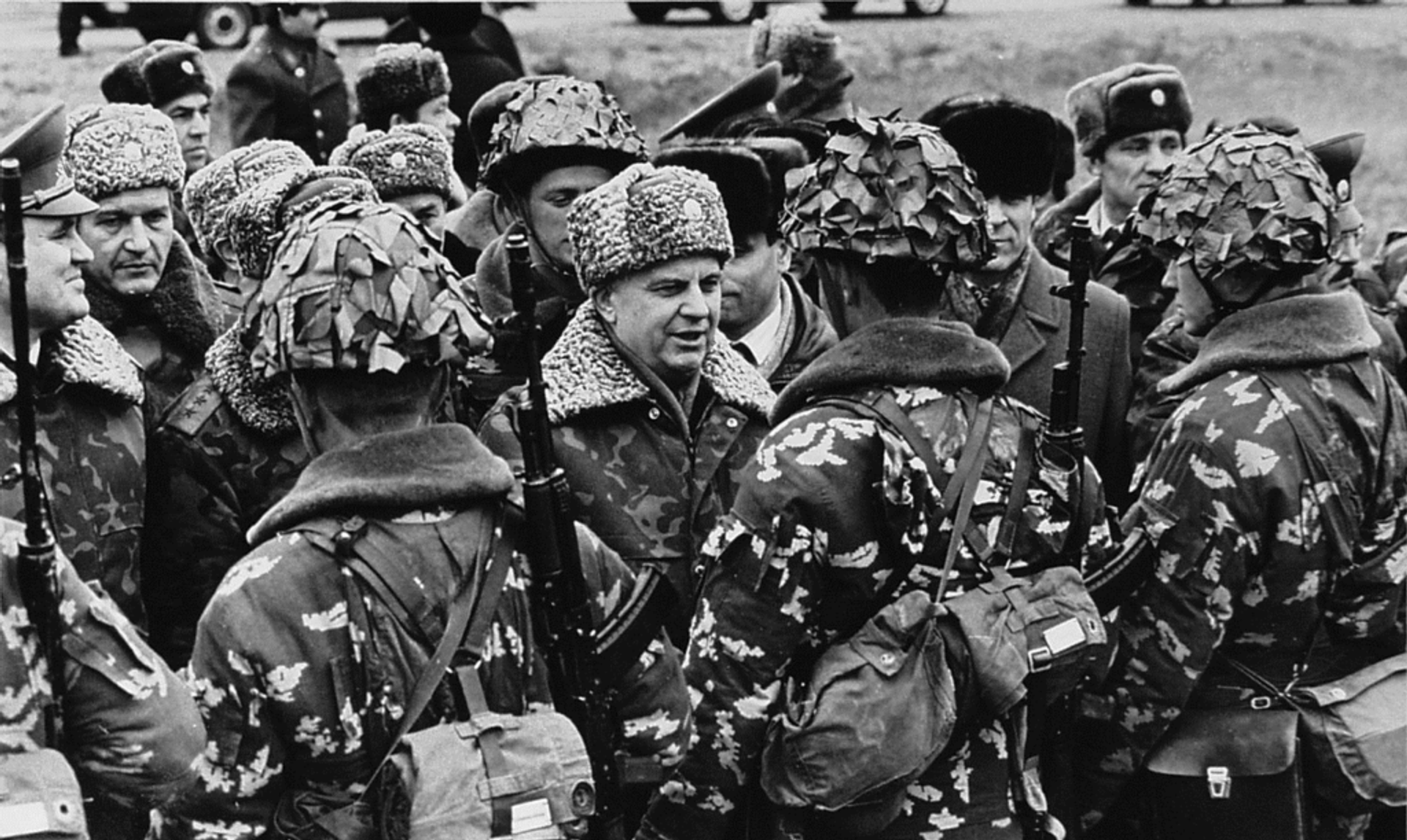 Леонид Кравчук на учениях, первая половина 1990-х годов Леонид Кравчук на учениях, первая половина 1990-х годов - РИА Новости, 1920, 24.08.2026