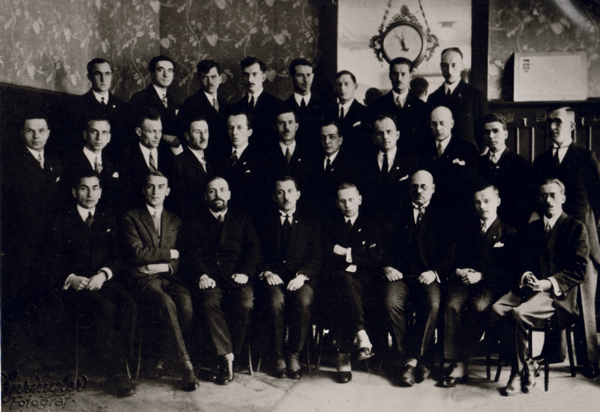 Участники Первого Конгресса украинских националистов. Вена, 1929 год. В первом ряду в центре - Евгений Коновалец и Николай Сциборский Участники Первого Конгресса украинских националистов. Вена, 1929 год. В первом ряду в центре - Евгений Коновалец и Николай Сциборский - РИА Новости, 1920, 26.08.2026