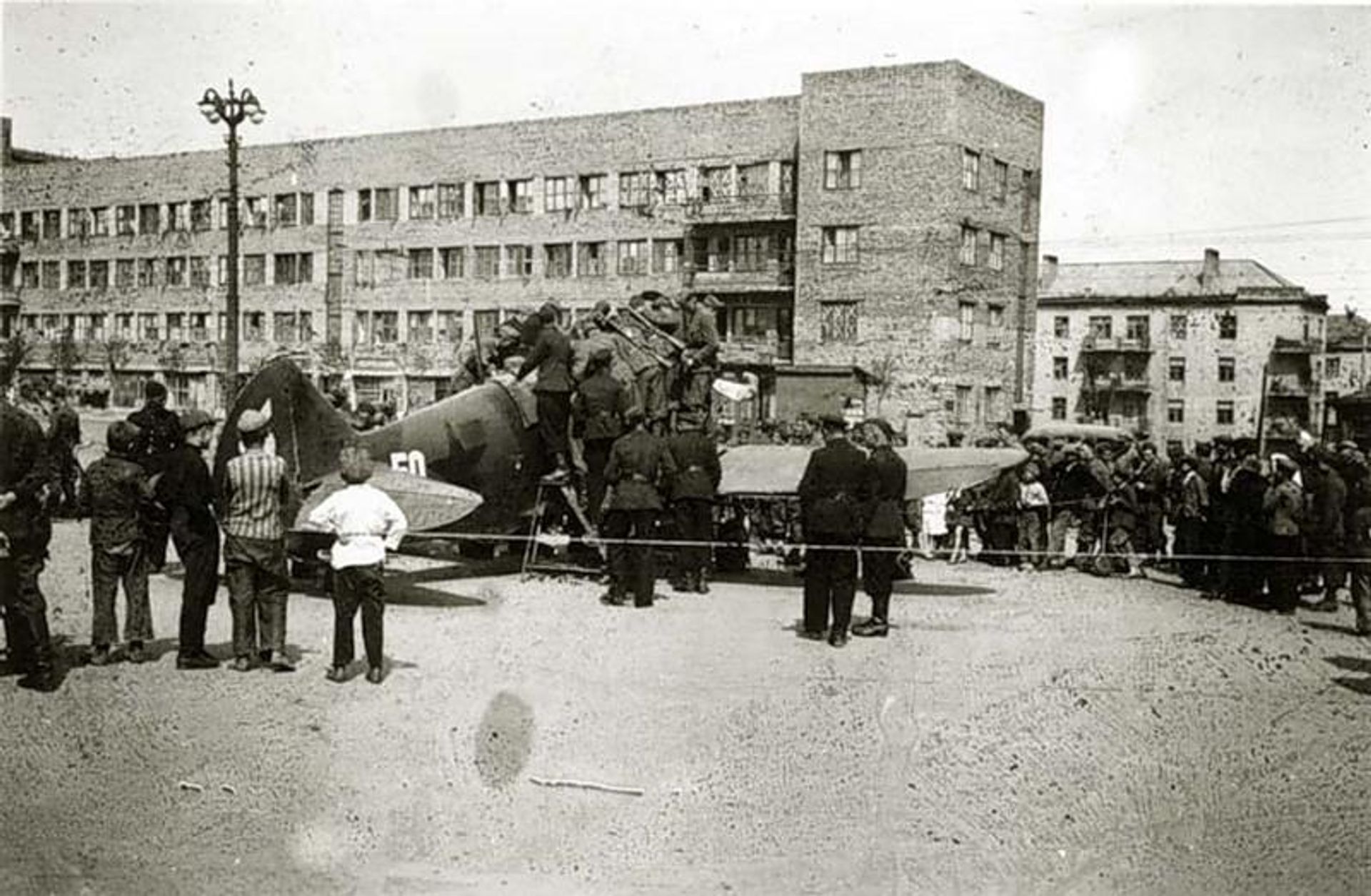 Советский самолёт, совершивший вынужденную посадку на улице Сталино, 1941 год Советский самолёт, совершивший вынужденную посадку на улице Сталино, 1941 год - РИА Новости, 1920, 27.08.2026