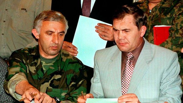 Аслан Масхадов и Александр Лебедь во время переговоров в Хасавюрте