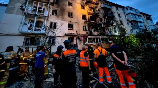От удара БПЛА сильно пострадал пятиэтажный многоквартирный дом в Севастополе