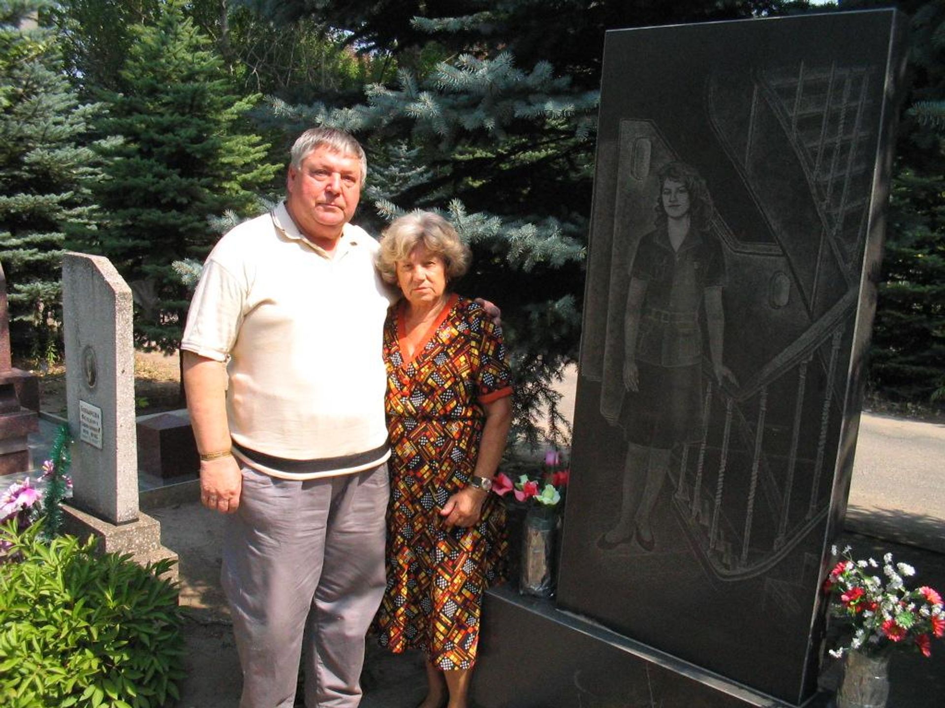 Родители бортпроводницы Адмирала Нахимова Елены Кучеренко на могиле дочери Родители бортпроводницы Адмирала Нахимова Елены Кучеренко на могиле дочери - РИА Новости, 1920, 29.08.2026
