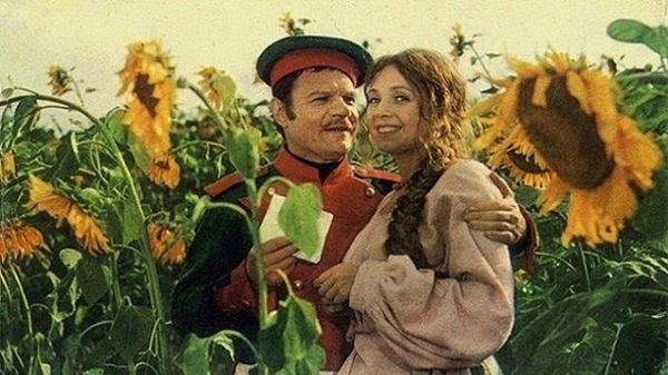 Михаил Пуговкин (в роли денщика Шельменко) и Марина Полбенцева (в роли Мотри). Кадр из фильма Шельменко-денщик, 1971 год Михаил Пуговкин (в роли денщика Шельменко) и Марина Полбенцева (в роли Мотри). Кадр из фильма Шельменко-денщик, 1971 год