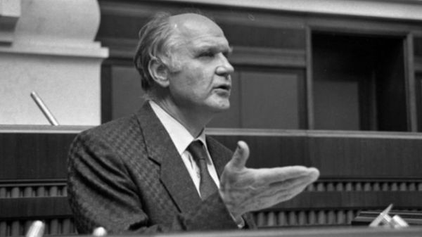 Игорь Юхновский на трибуне Верховной Рады, июль 1990 года