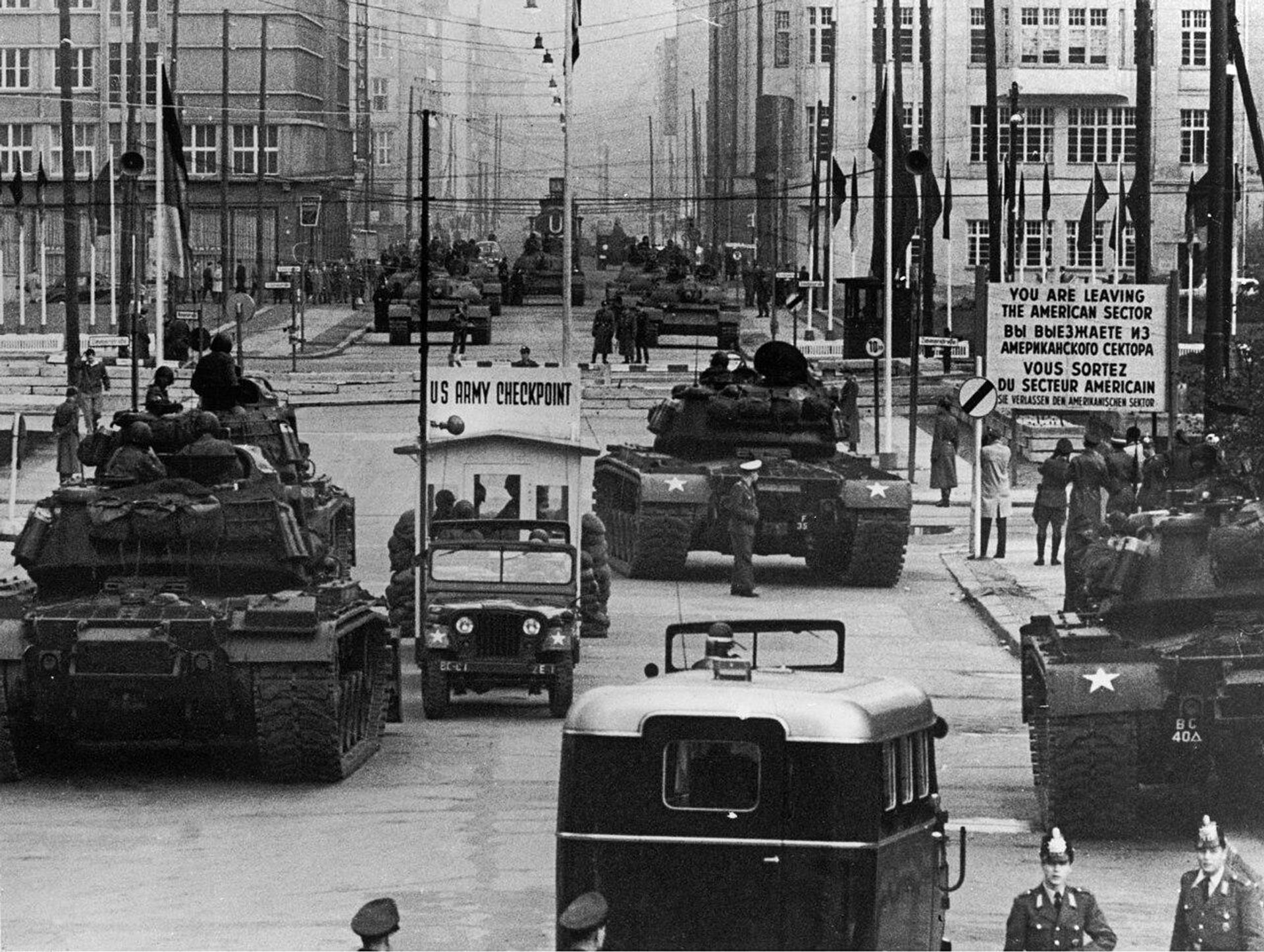 М48 против Т-55 на КПП Чарли. Берлинский кризис, октябрь 1961 М48 против Т-55 на КПП Чарли. Берлинский кризис, октябрь 1961 - РИА Новости, 1920, 02.09.2026