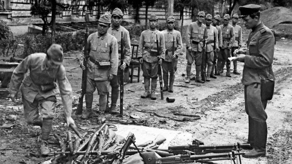 Японские солдаты капитулирующей 16 августа 1945 года Квантунской армии сдают свое оружие советскому офицеру