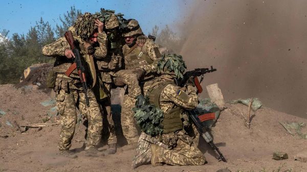 Выбирают жизнь: боевики ВСУ в Волчанском котле начали сдаваться
