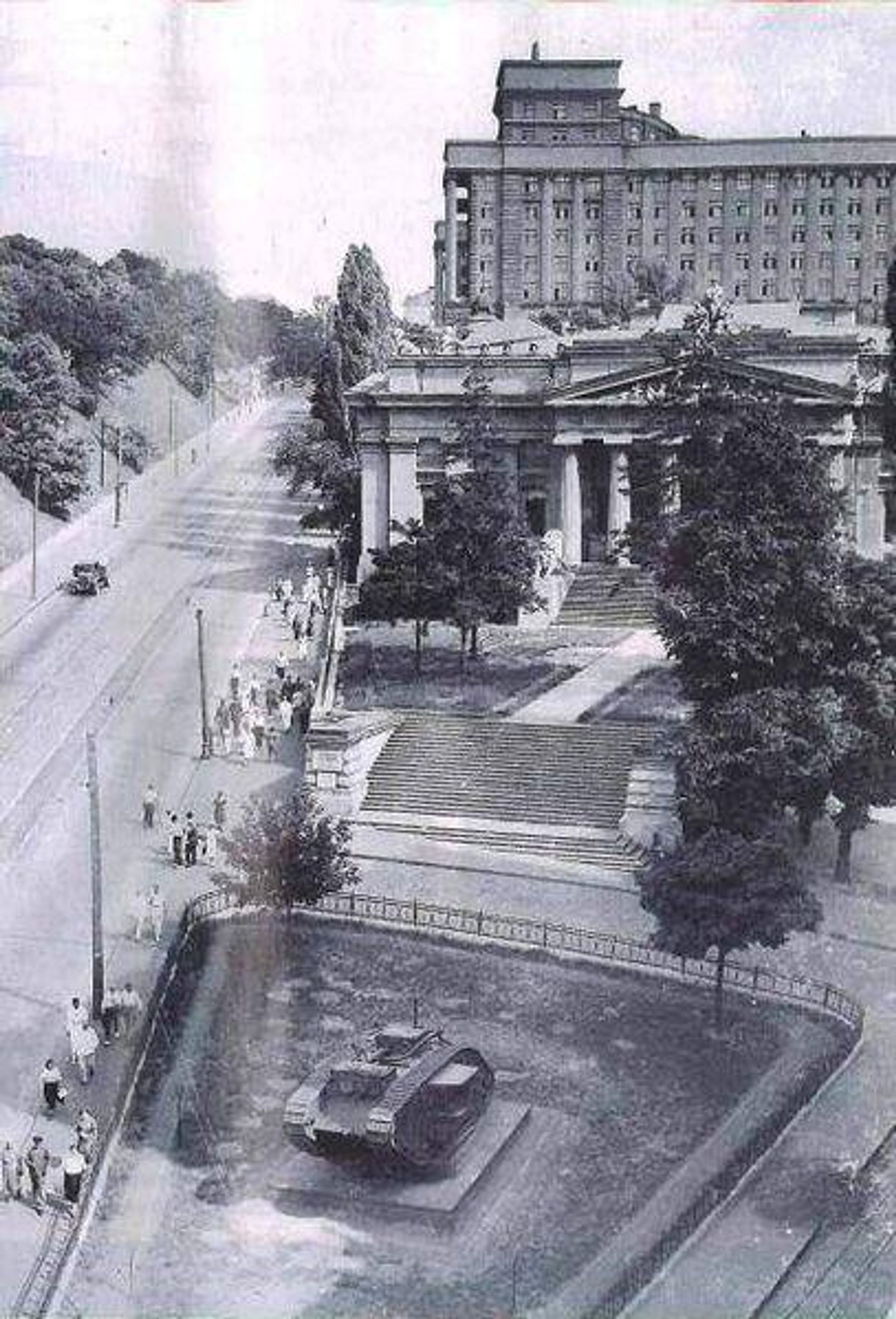 Британский танк Mk. V в Киеве на улице Кирова (Грушевского) - РИА Новости, 1920, 10.09.2023