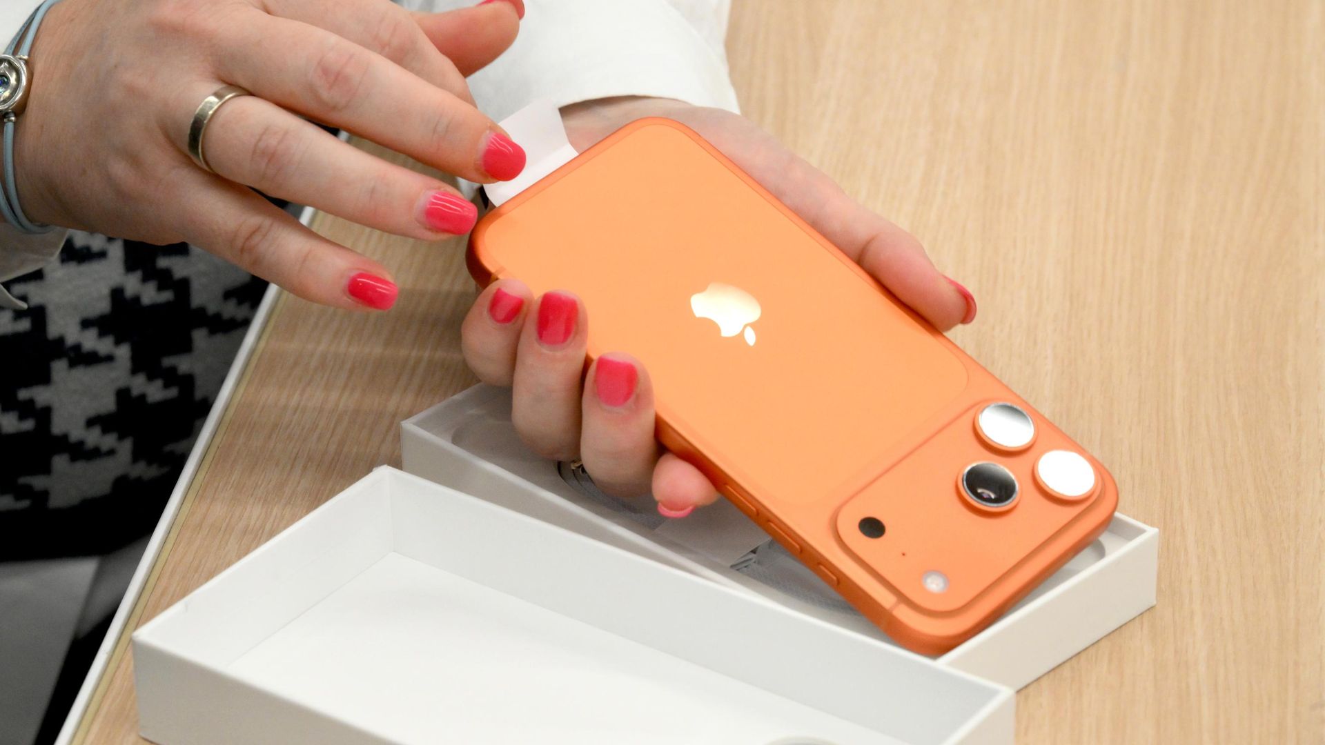 В России начали принимать заказы на новые iPhone 17 В России начали принимать заказы на новые iPhone 17 - РИА Новости, 1920, 14.09.2026