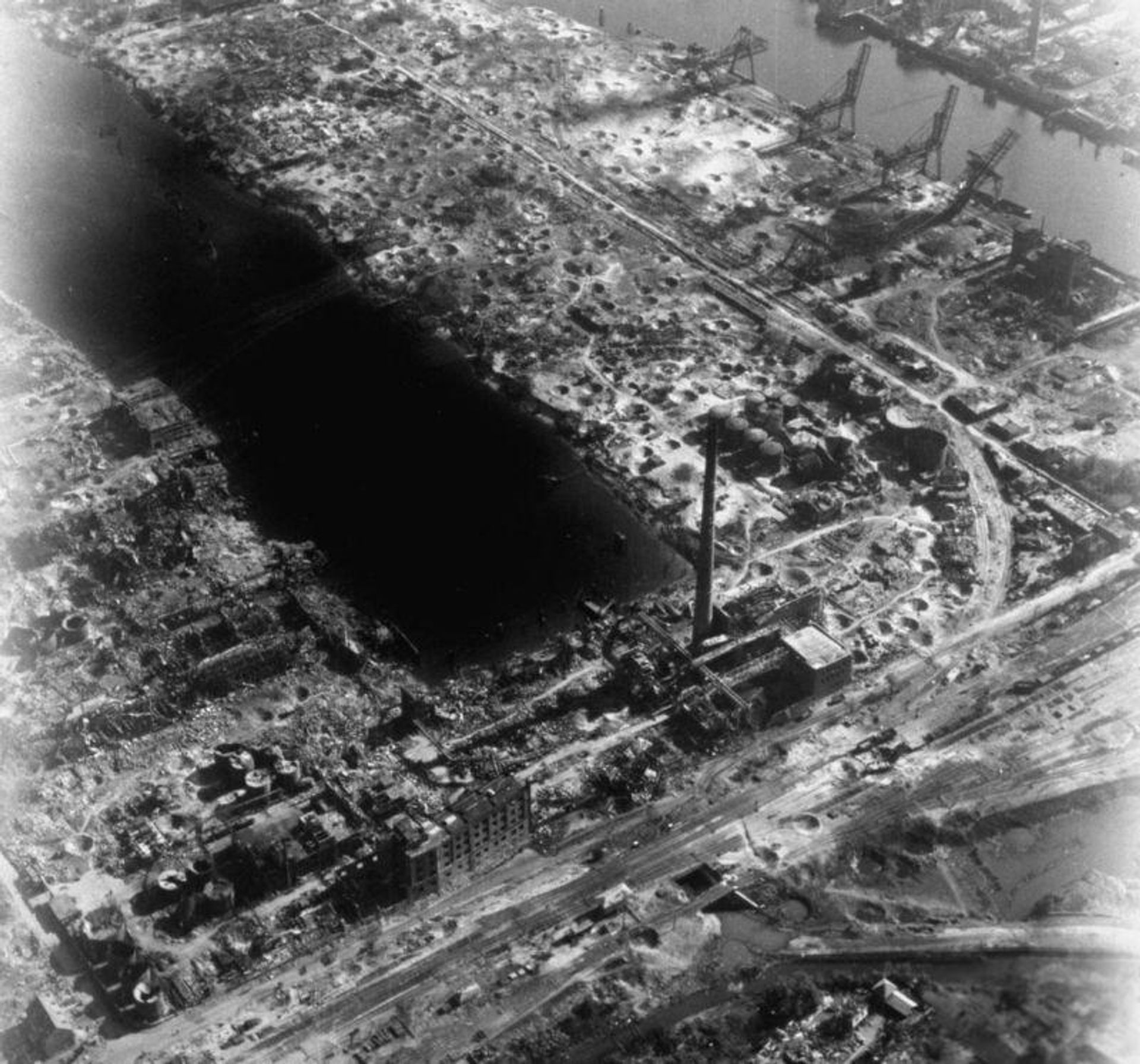 Порт Гамбурга после американских бомбардировок, 1945 год Порт Гамбурга после американских бомбардировок, 1945 год - РИА Новости, 1920, 14.09.2026