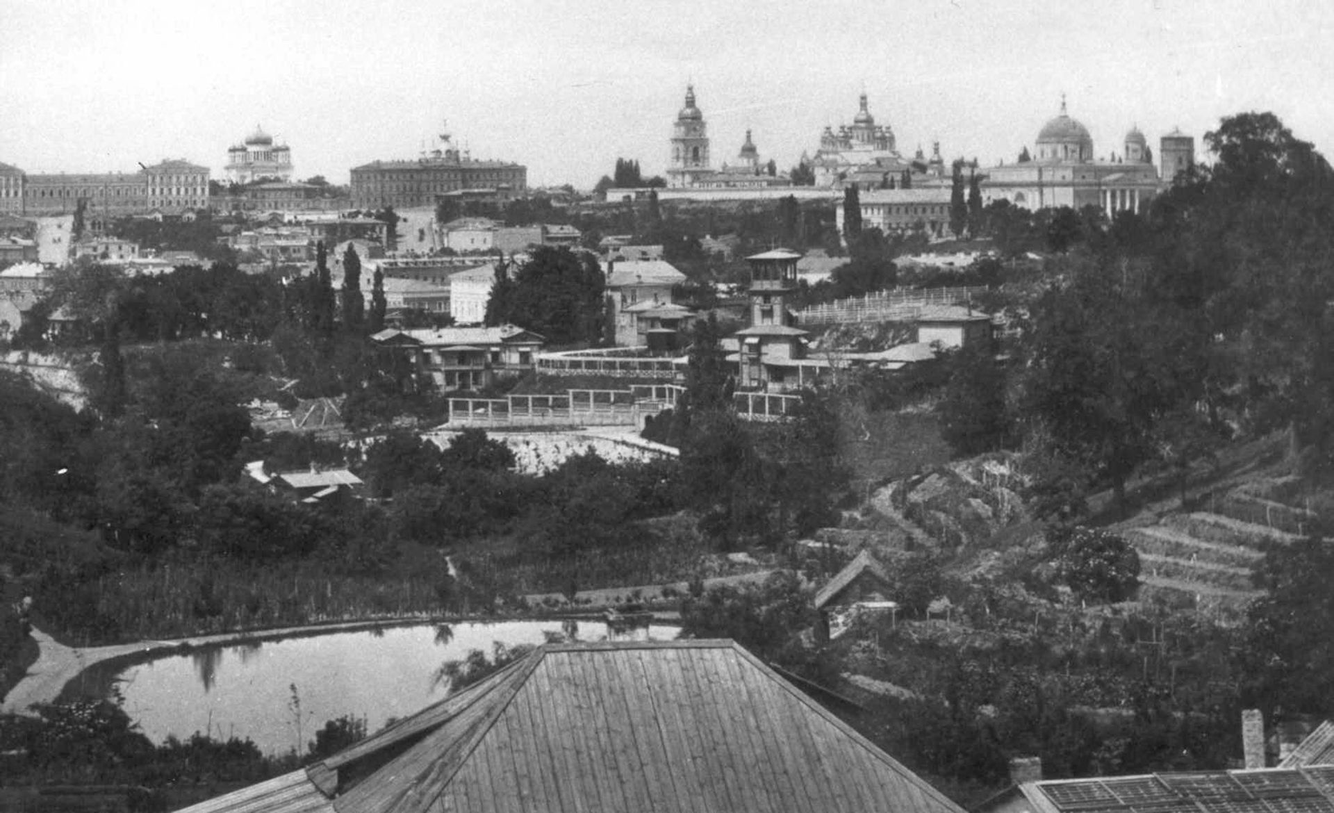 Вид на усадьбу Меринга с Печерского холма. На горизонте (гребень Старокиевского холма): Десятинная церковь, София Киевская, Михайловский Златоверхий монастырь, Александровский костёл. Между 1872 и 1876 годом Вид на усадьбу Меринга с Печерского холма. На горизонте (гребень Старокиевского холма): Десятинная церковь, София Киевская, Михайловский Златоверхий монастырь, Александровский костёл. Между 1872 и 1876 годом - РИА Новости, 1920, 14.09.2026