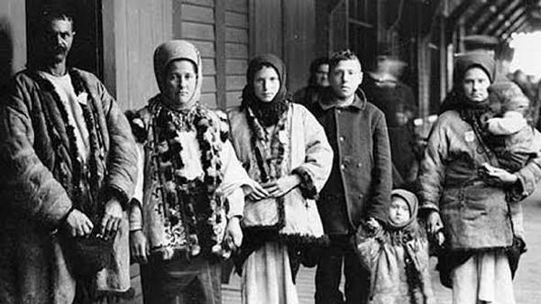 Галицкие переселенцы на железнодорожной станции в провинции Квебек, Канада, 1911 год Галицкие переселенцы на железнодорожной станции в провинции Квебек, Канада, 1911 год
