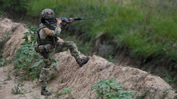 Боец ВС РФ в секторе специальной военной операции на Украине Боец ВС РФ в секторе специальной военной операции на Украине