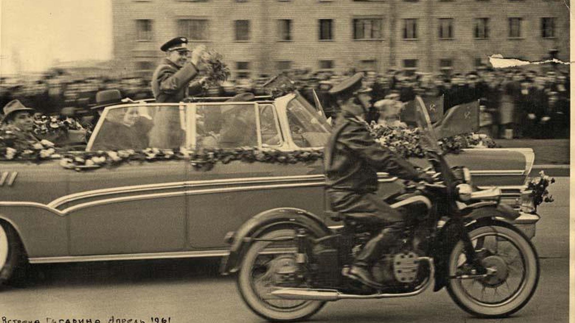 Встреча Юрия Гагарина в Москве 14 апреля 1961 года. В эскорте - мотоцикл К-750  - РИА Новости, 1920, 26.09.2026