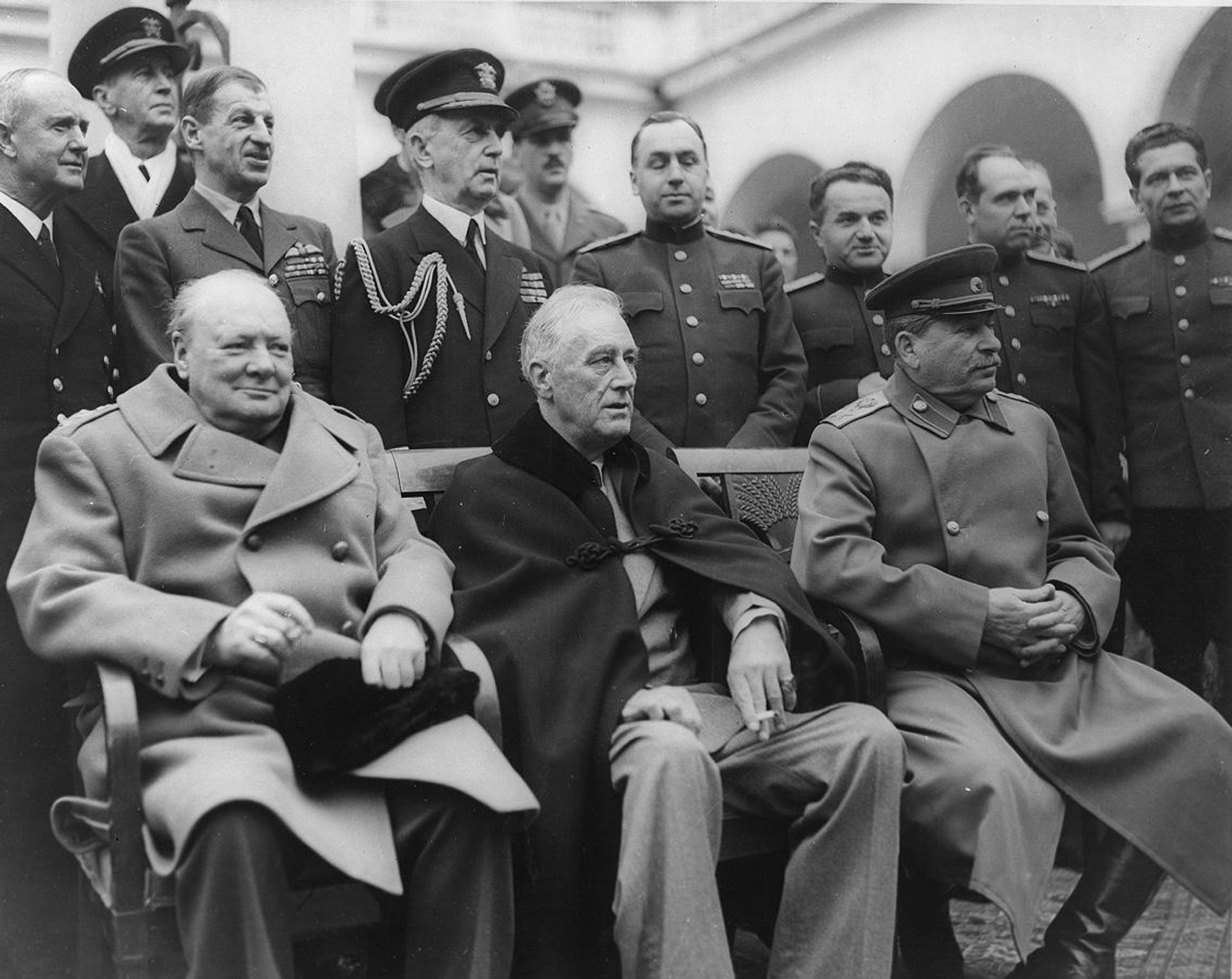 Ялтинская конференция: Уинстон Черчилль, Франклин Рузвельт, Иосиф Сталин. Во втором ряду, между Рузвельтом и Сталиным - заместитель начальника Генштаба РККА Алексей Антонов - РИА Новости, 1920, 24.09.2026