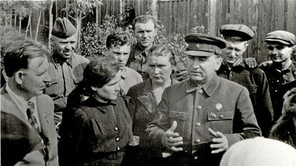 Начальник Центрального штаба партизанского движения, первый секретарь ЦК КПБ(б) Пантелеймон Пономаренко с командирами белорусских партизанских отрядов. Москва, июль 1942 года