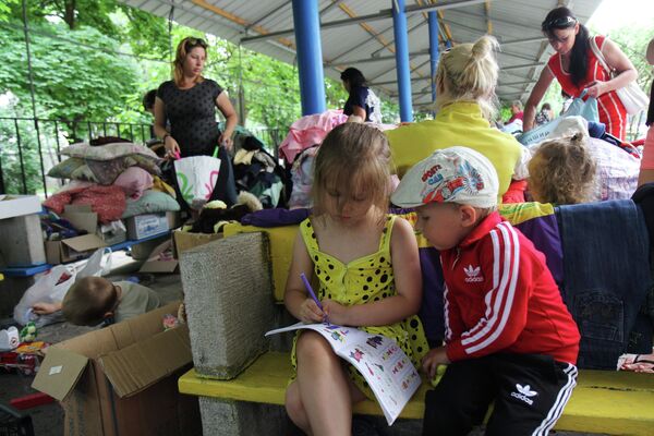 Беженцы из Юго-Востока Украины в пункте помощи беженцам лагеря Артек