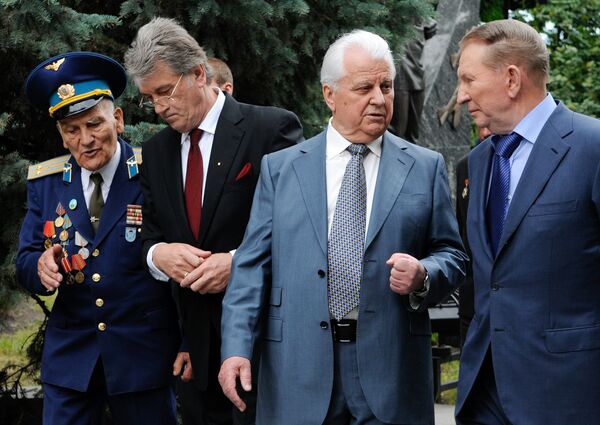 Экс-президенты Украины почтили память жертв войны