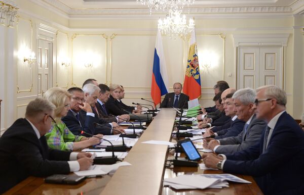 Владимир Путин провел совещание с членами правительства РФ